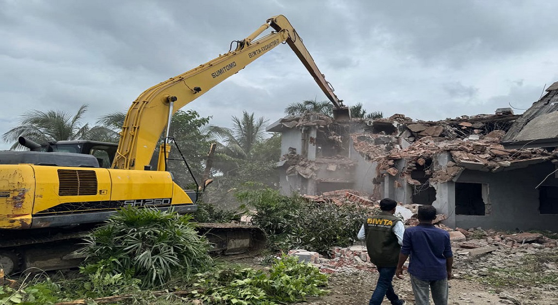 Nasrul Hamid’s bungalow demolished on Buriganga riverbank