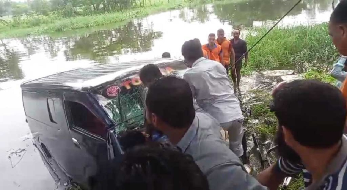 Microbus plunges into canal in Noakhali, killing 7 from same family