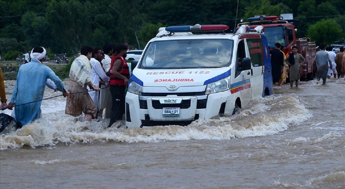 Death toll from Pakistan floods approaches 700