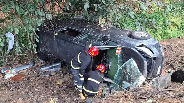 Three killed as microbus falls into ditch on Ctg-Cox‍‍`s Bazar highway