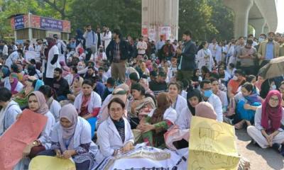 Trainee Doctors block Shahbagh again, bringing Traffic to a standstill