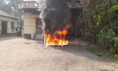 Protester’s attack Obaidul Quader’s house in Noakhali