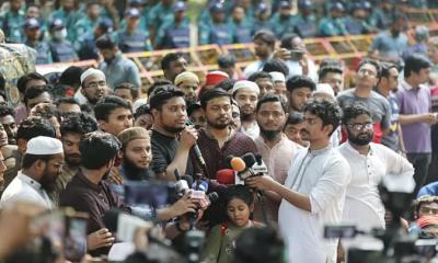 Hasnat Abdullah calls mass gathering after Jummah to press for AL ban