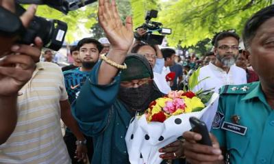 Police turn back 1 person, detain another for questioning over floral tribute