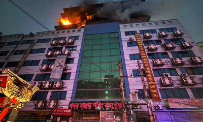 Rooftop warehouse of shopping complex catches fire at Gulistan