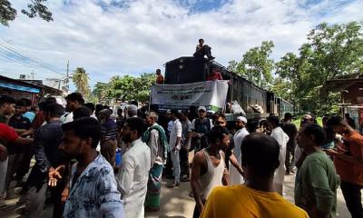 BAU students block railway, Dhaka-Mymensingh train services snapped
