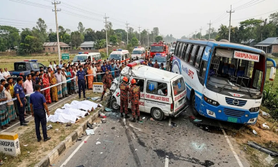 5 killed as bus, ambulance collide in Faridpur