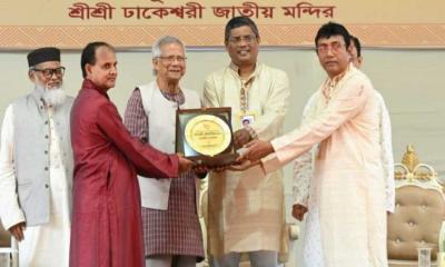 CA Yunus visits Dhakeshwari temple ahead of Durga Puja