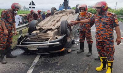 3 killed as private car overturns on Dhaka–Mawa expressway