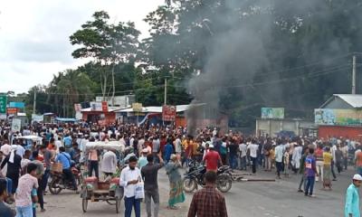 Clashes erupt between protesters and police in Bhanga