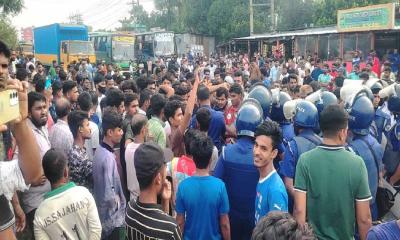 RMG workers block Gazipur highway; sound grenades fired, 10 injured