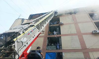Fire breaks out in Gulistan market brought under control after an hour