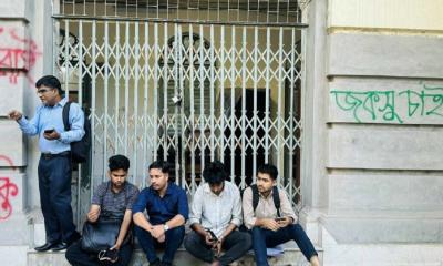 Students lock JnU VC inside office building over two demands