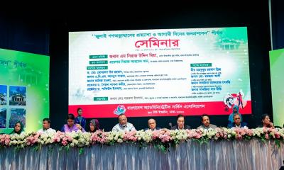 Former secretary criticizes 8 advisers over alleged corruption
