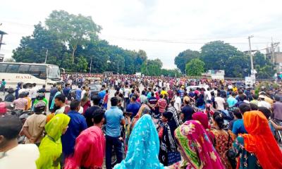 Factory closure announcement prompts violent clashes, one worker killed
