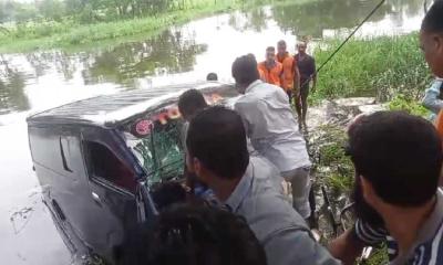 Microbus plunges into canal in Noakhali, killing 7 from same family