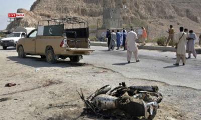 Suicide blast kills 13 Pakistani soldiers in Afghan border