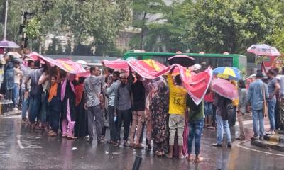 Police obstruct RMG workers’ march to Jamuna