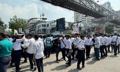 Dhaka College students block Science Lab intersection