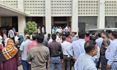 Govt employees begin hour-long daily work stoppage
