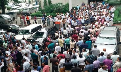 Protests erupt at secretariat against draft of public service ordinance