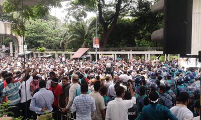 12 teacher representatives meet at secretariat, rest await on roads