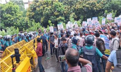 Police deploy water cannons, sound grenades on teachers‍‍` march to Jamuna
