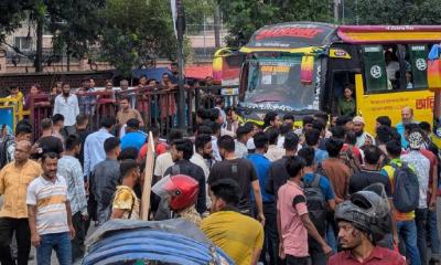 UIU students block roads in Badda area