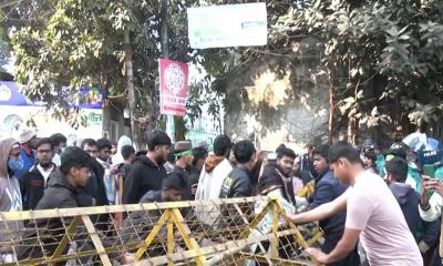 Protesters break Police barricade to block Shahbagh intersection