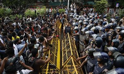 Police block protesting students outside Shikkha Bhaban