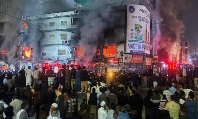 Major fire at Karachi’s Gul Plaza kills 10, rescue work ongoing