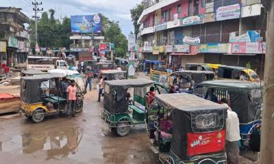 Blockade suspended, shops reopen; movement resumes