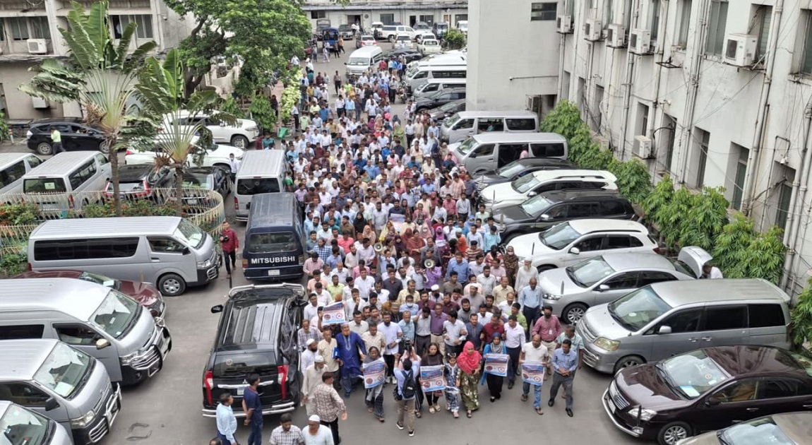 Secretariat employees hold procession and sit-in, plan outreach campaign