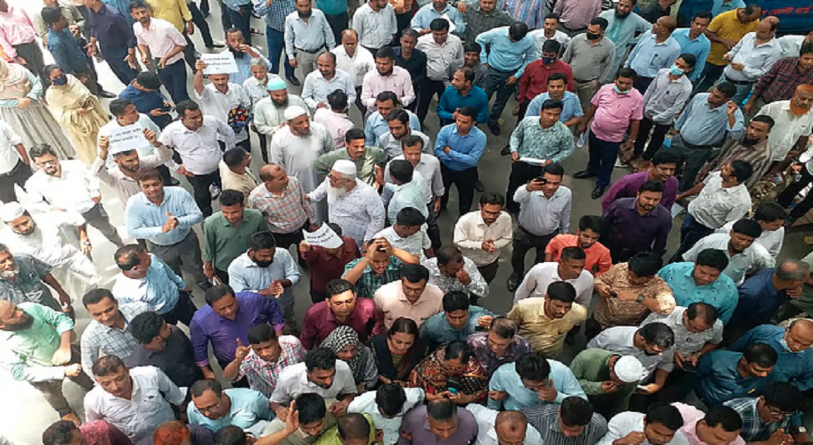 Public service ordinance: Govt employees stage major protest