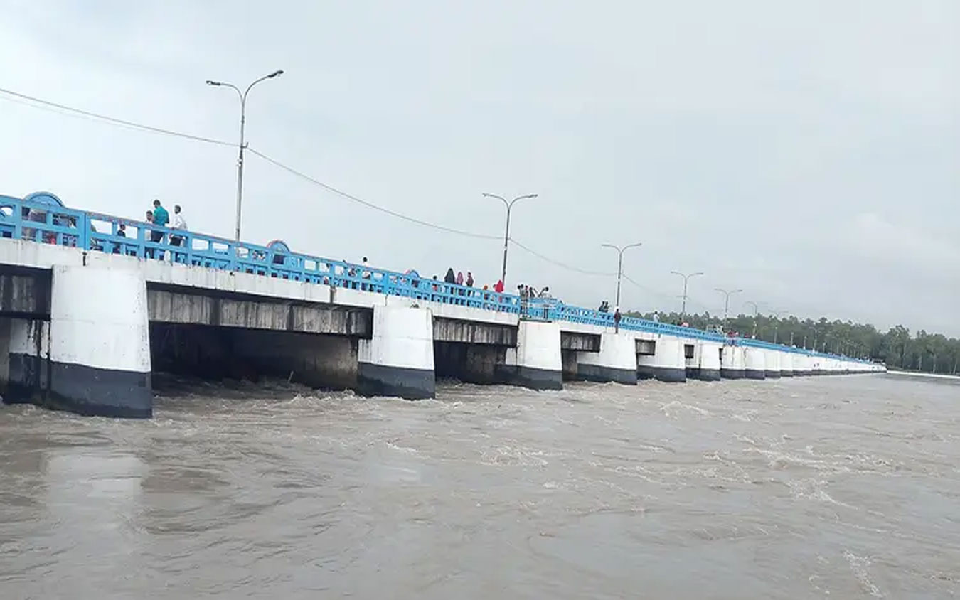 Teesta nears danger level as upstream surge raises flood risk in low-lying areas