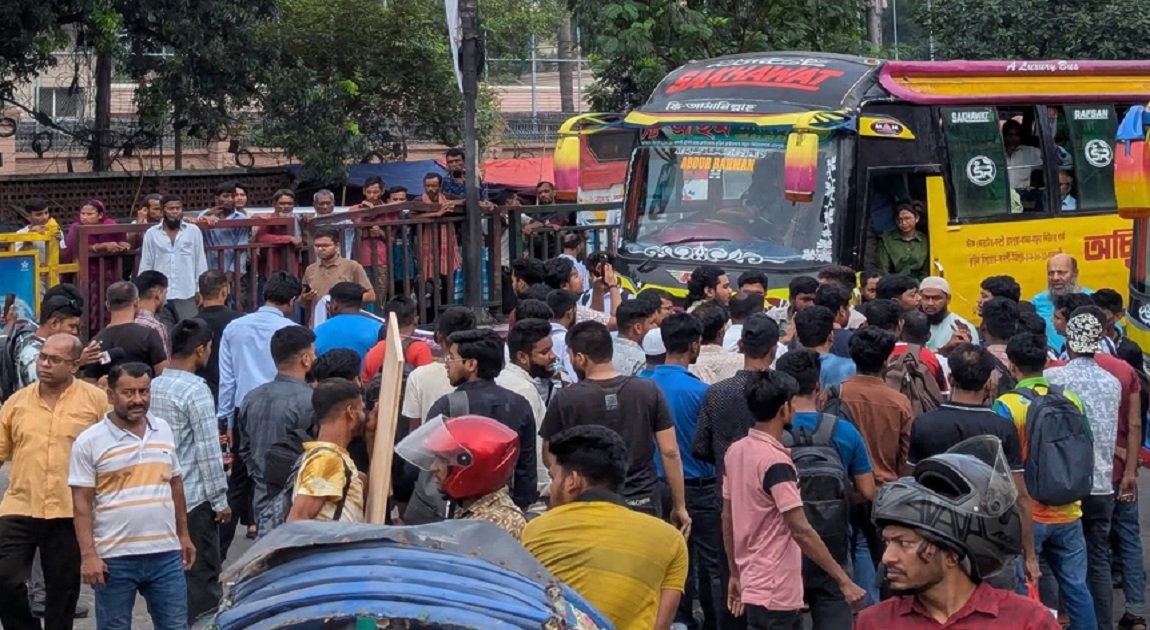 UIU students block roads in Badda area