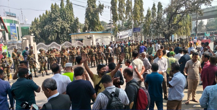 Port workers suspend strike after govt assures no DP World deal