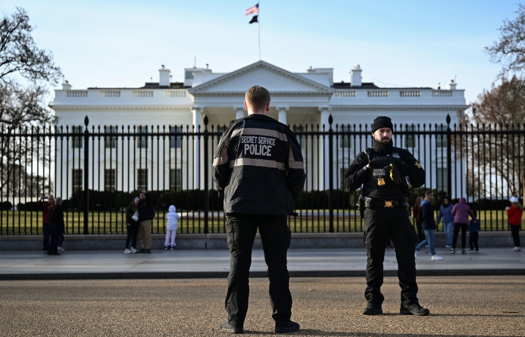 Gunman killed in shooting near White House