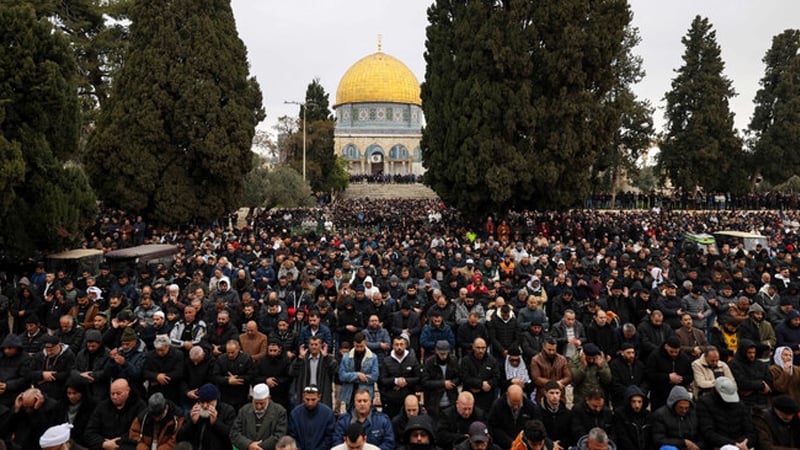 90,000 Palestinians pray at Al-Aqsa Mosque on first Friday of Ramadan amid tight israeli security