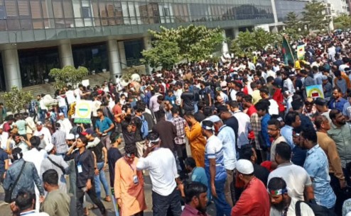 Mobile phone traders blocked Agargaon road over the move to shut down unapproved handsets