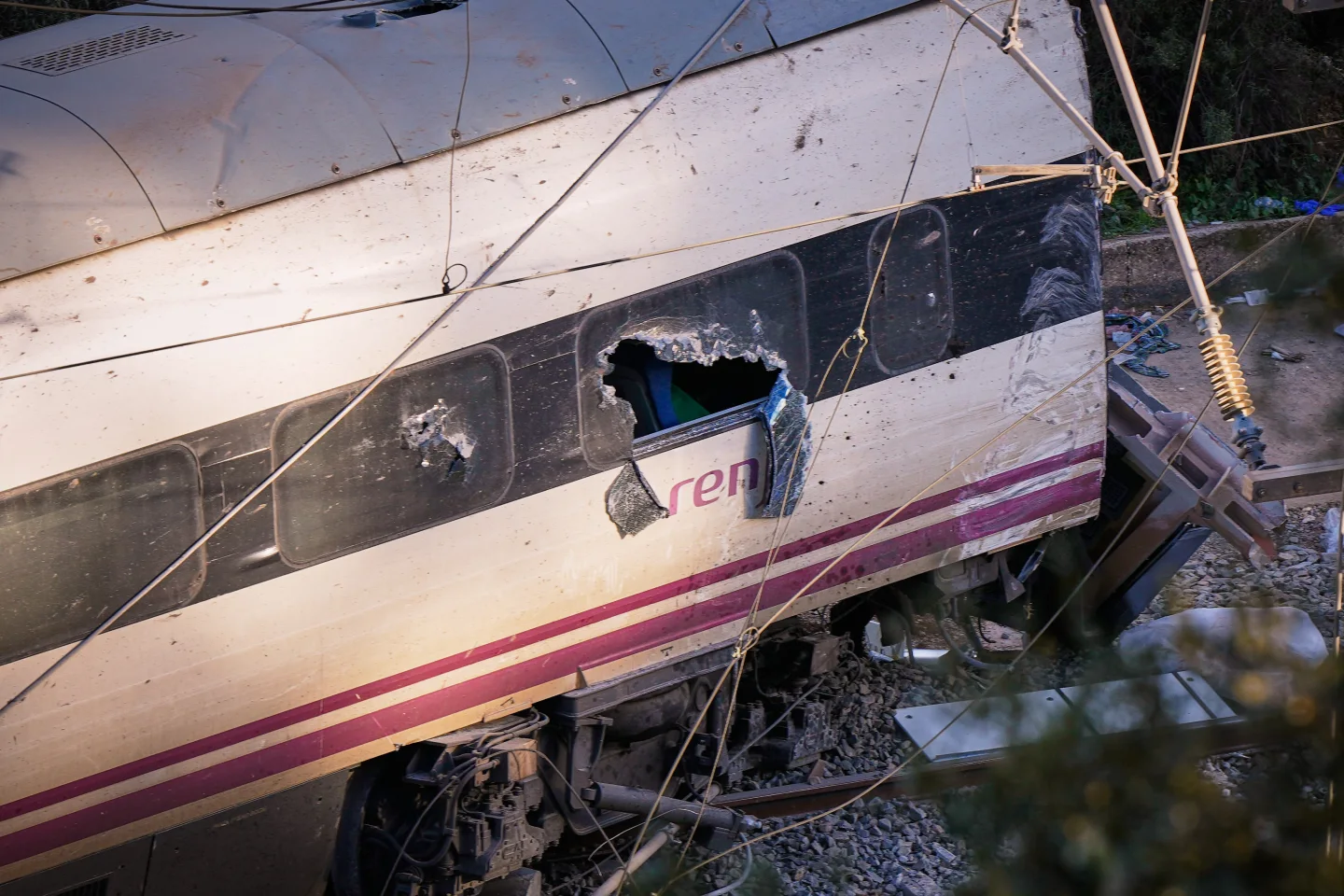 Spain begins 3 days of mourning for deadly train wreck while searchers look for more bodies