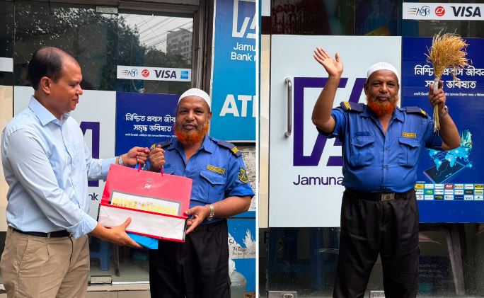 PM sends gifts to security guard who regularly greeted his motorcade with ‍‍`Sheaf of Paddy‍‍`