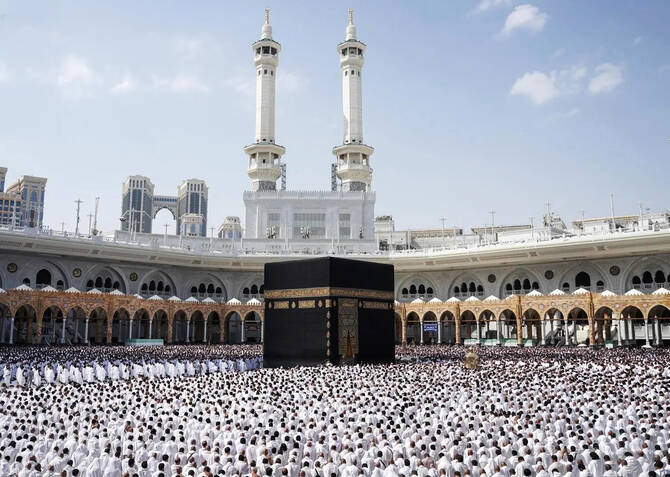 Saudi Arabia suspends contracts of 1,800 Umrah travel agencies over compliance issues