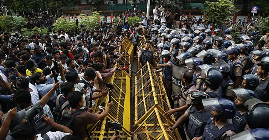 Police block protesting students outside Shikkha Bhaban