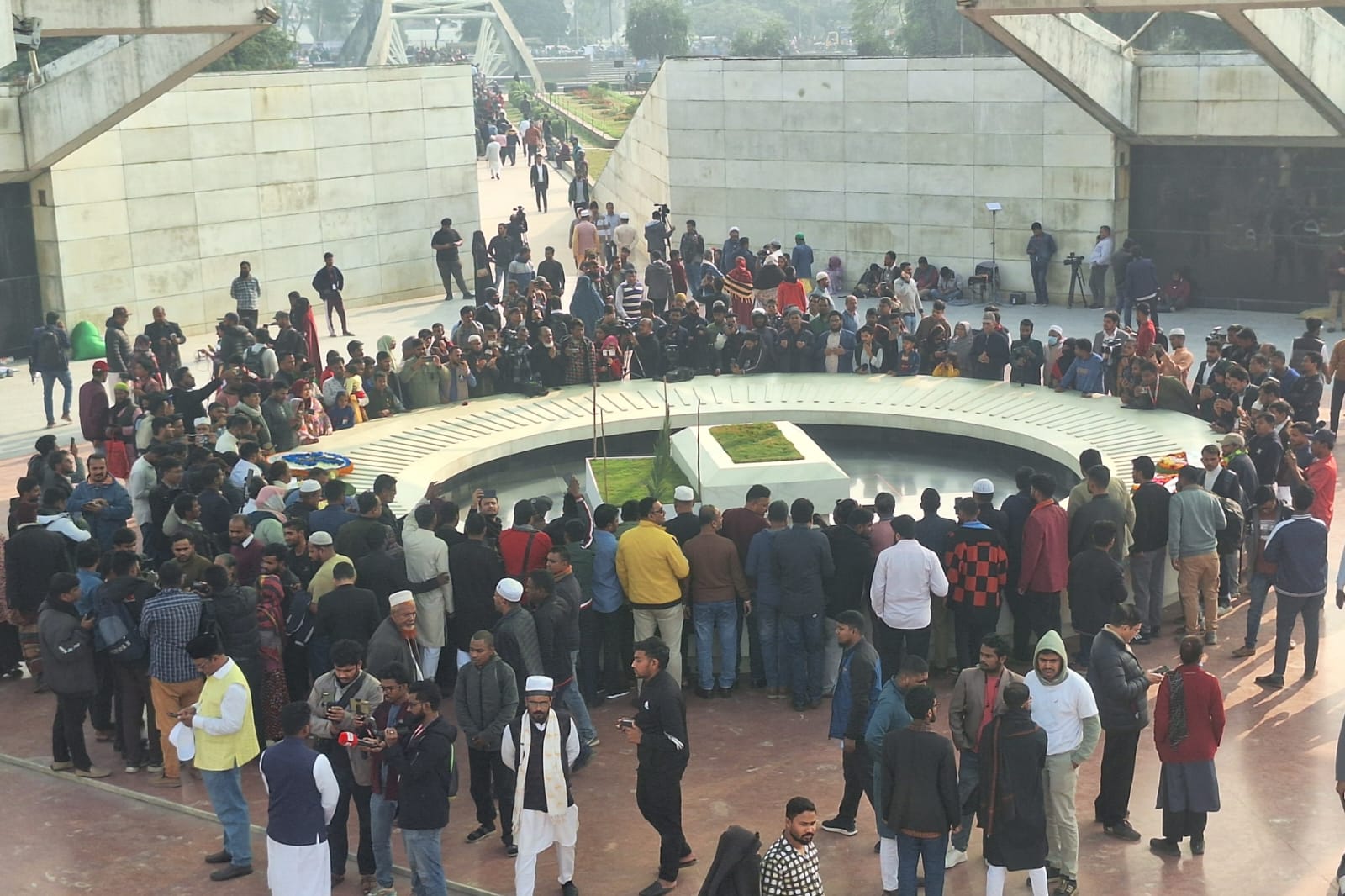 Hundreds of people visit  Khaleda Zia’s grave
