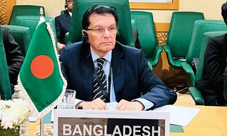 FM holds key OIC sidelines meetings