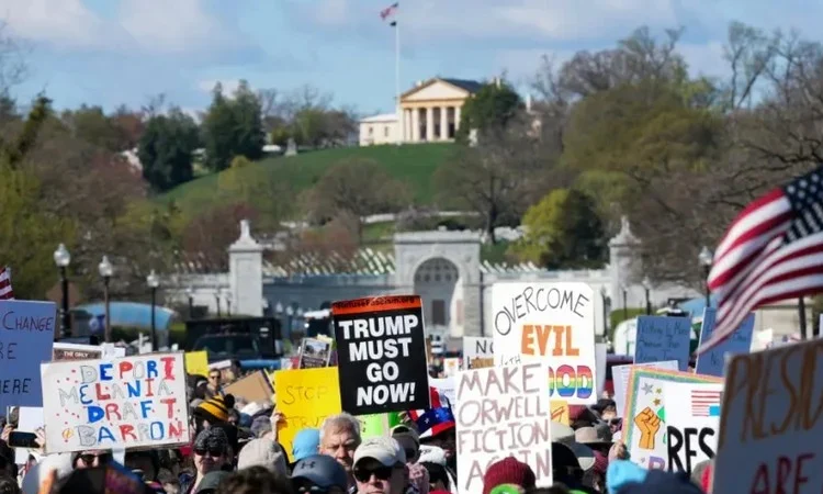 Anti-Trump protests launch on ‍‍`No Kings‍‍` day in US