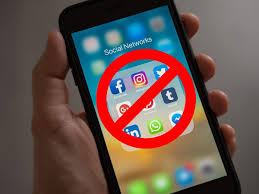UK plans overnight social media curfew for teenagers