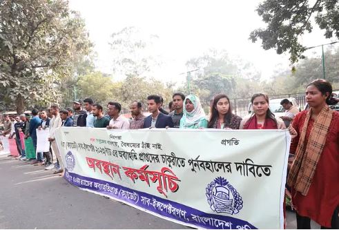 Probationary SI’s protest outside Secretariat, demand reinstatement