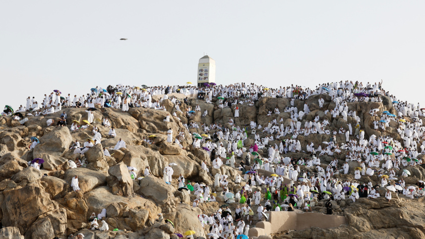 Pilgrims pray on Mount Arafat as hajj reaches peak